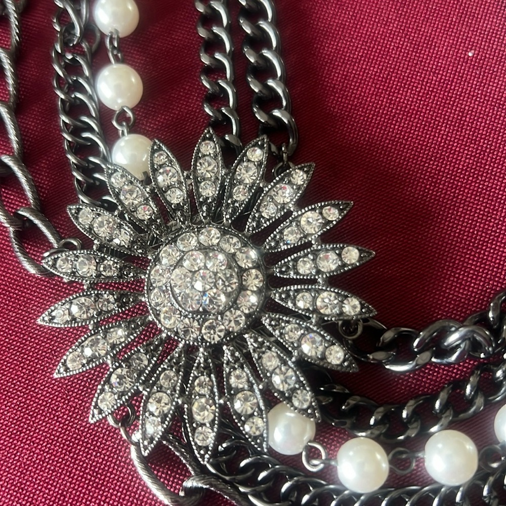 Ladies necklace.